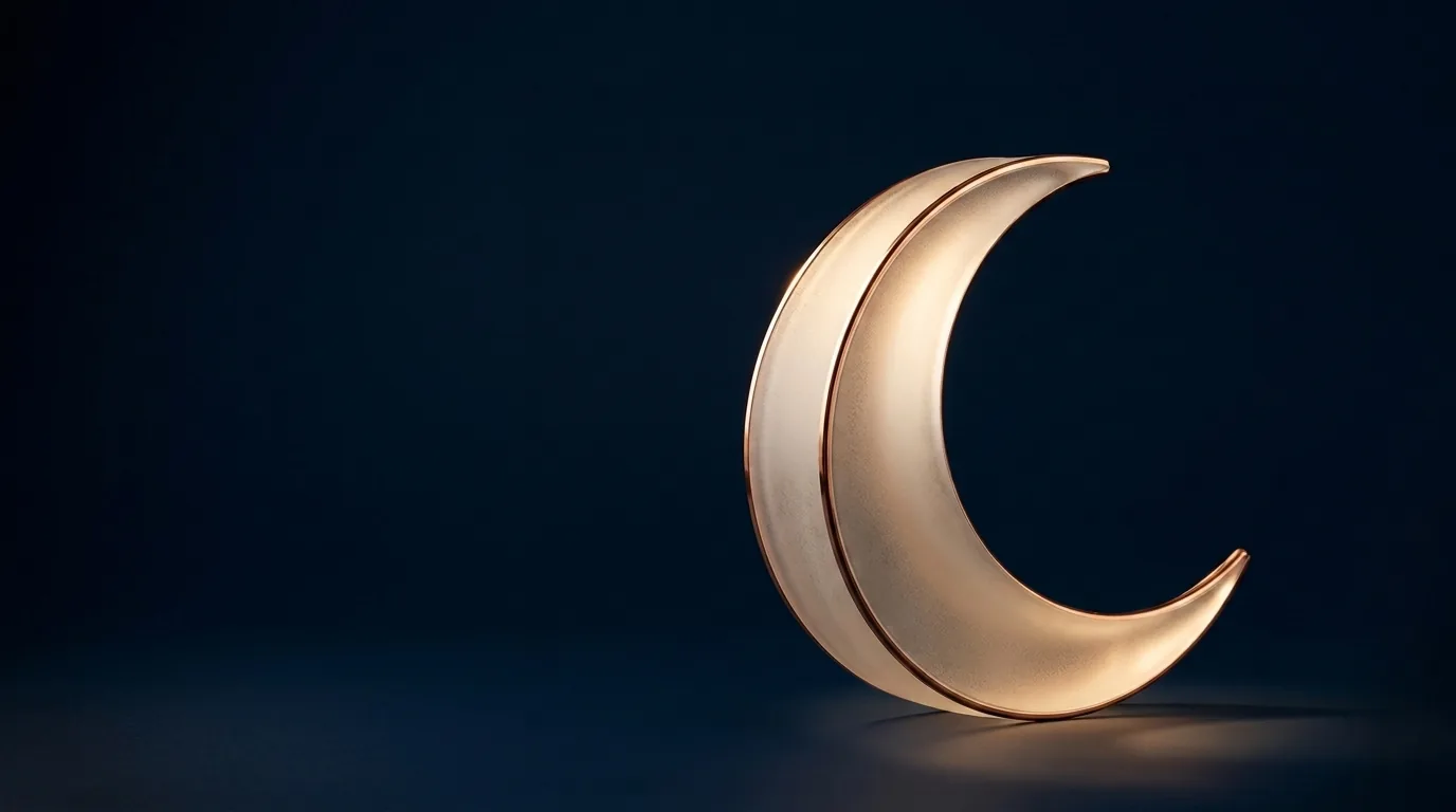 Arc de verre dépoli cerclé de cuivre dressé sur fond marine encre, reflet chaud au sol